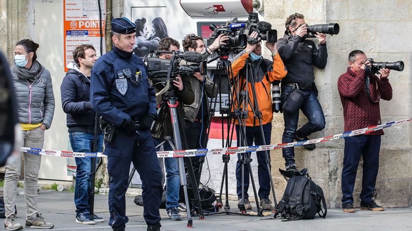 Jornalistas em Bordeaux, França, testemunham a transferência de pacientes infetados com o novo coronaírus para um TGV especialmente preparado com condições médicas. Foto; Abacapress via Reuters