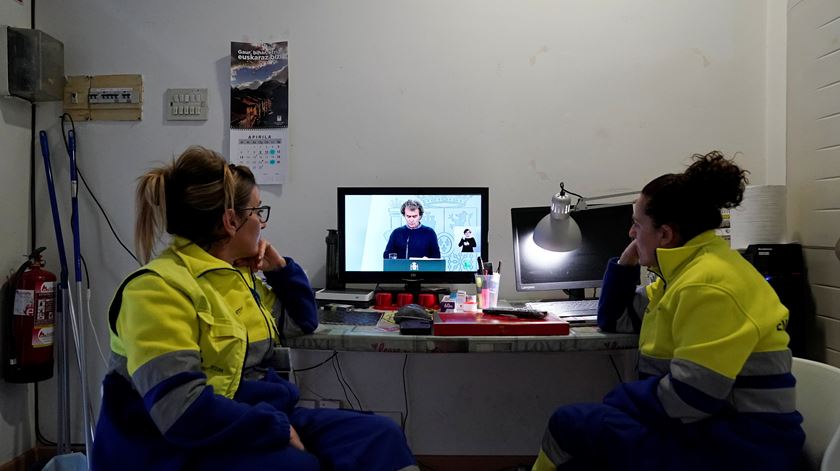 Duas técnicas de ambulância ouvem declarações de Fernando Simón, diretor do Centro de Emergências Sanitárias espanhol. Foto: Vicent West/Reuters