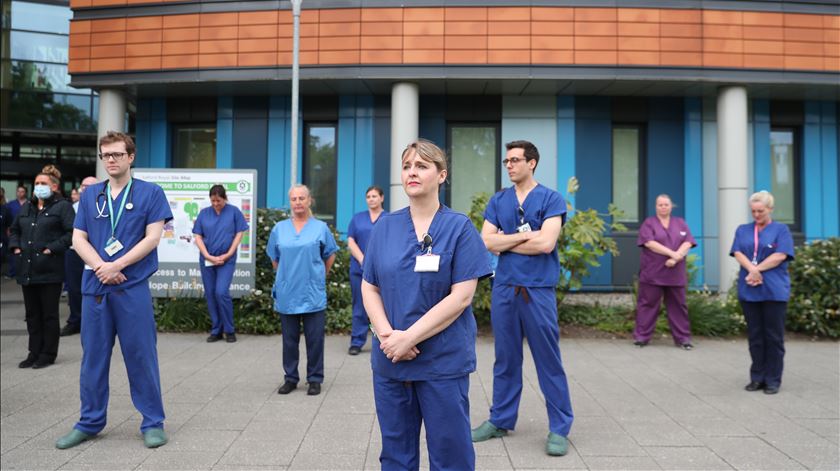 Profissionais de saúde aplaudidos todas as quintas-feiras no Reino Unido, mas os ingleses começam a ficar fartos do confinamento. Foto: Peter Byrne/Reuters