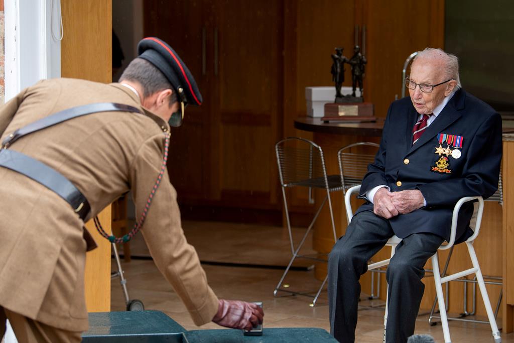 Capitão Tom Moore, herói britânico pelos fundos que angariou para o serviço de saúde. Foto: Reuters