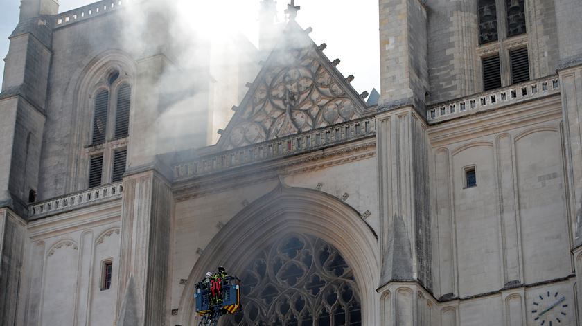 Incêndio na catedral de Nantes, França. Foto: Stephane Mahe/Reuters