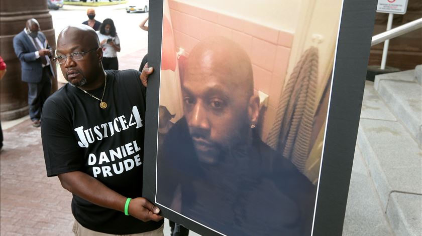 Joe Prude, irmão de Daniel Prude, durante a conferência de imprensa que se seguiu à divulgação das imagens do caso. Foto: USA Today Network