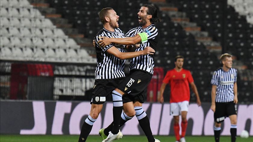 Zivkovic celebra golo ao Benfica. Foto: Alexandros Avramidis/Reuters