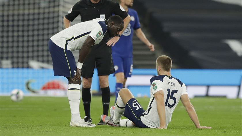 Dier teve de abandonar o relvado contra o Chelsea. Foto: Matt Dunham/Reuters