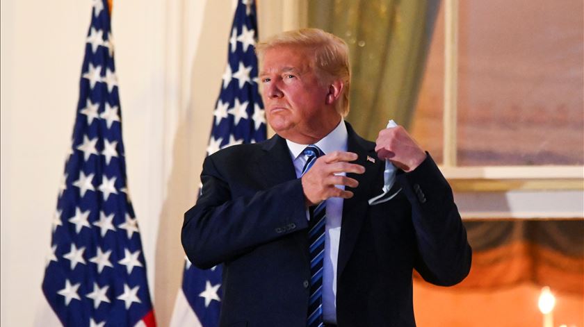 Ainda infetado, Donald Trump remove máscara antes de discursar no regresso à Casa Branca, depois de ter recebido alta hospitalar. Foto: Erin Scott/Reuters