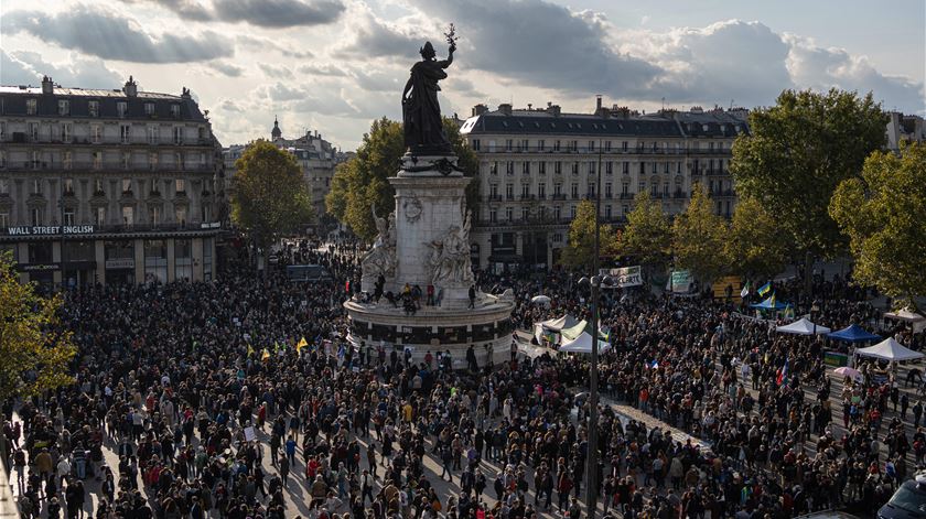 Samuel Paty. Homenagem a professor decapitado junta milhares de franceses por todo o país