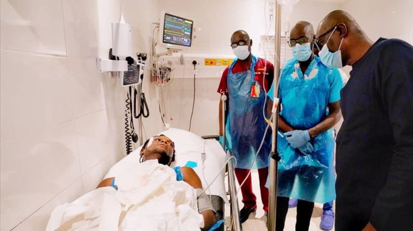 Governador de Lagos, Babajide Sanwo-Olu, visita feridos no hospital local, esta quarta-feira. Foto: Governo Estatal Lagos