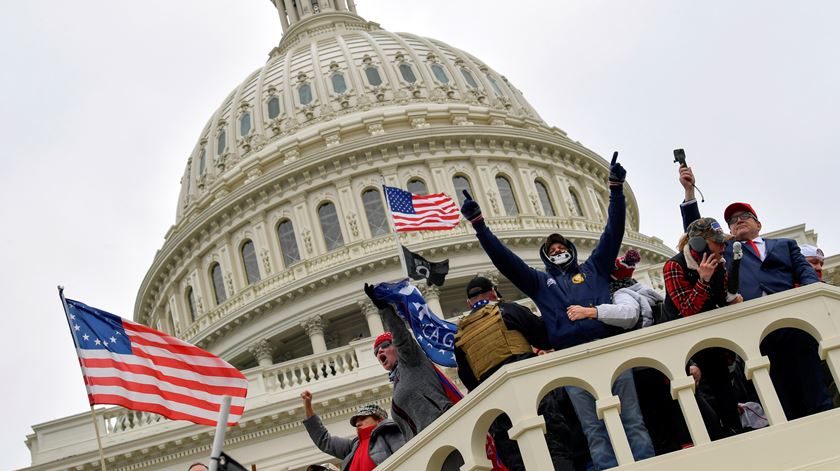 Trump "deitou gasolina no fogo" e "escolheu não agir" perante violência no Capitólio