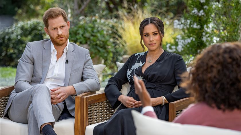Comentários racistas sobre filho dos duques de Sussex não partiram da rainha