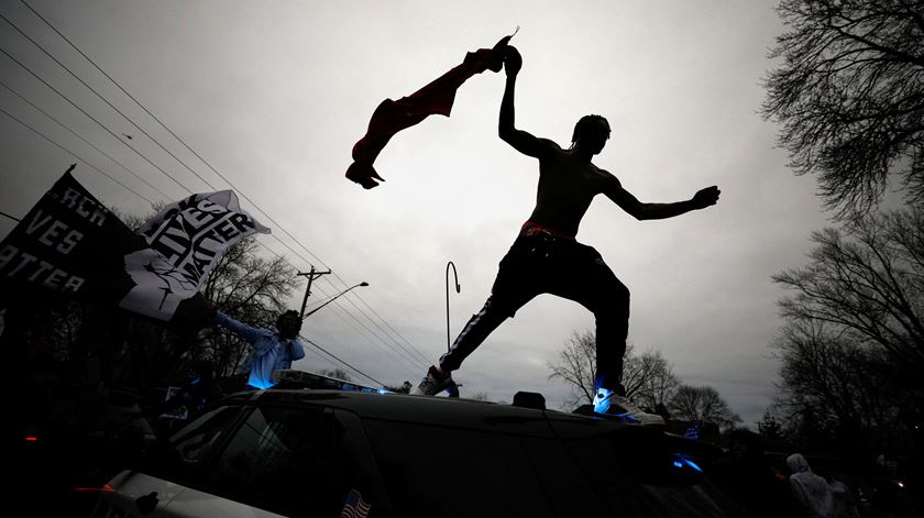 Protestos na cidade de Brooklyn Center, nos arredores de Minneapolis. Foto: Nick Pfosi/Reuters