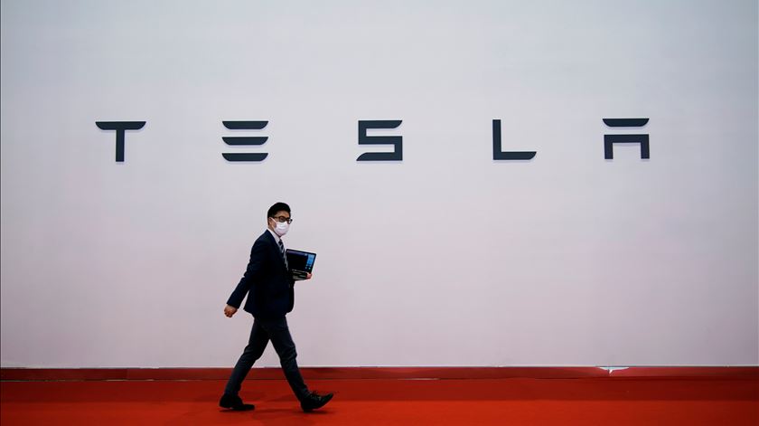 Ataque a megafábrica da Tesla em Berlim custará centenas de milhões de euros Ataque a megafábrica da Tesla em Berlim custará centenas de milhões de euros