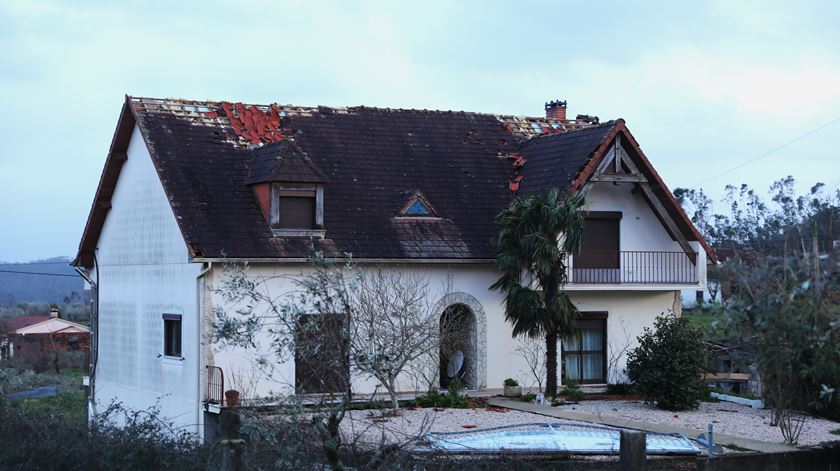 “Os danos são enormes”. Tempestade deixou 10 mil casas sem telhas em Ourém