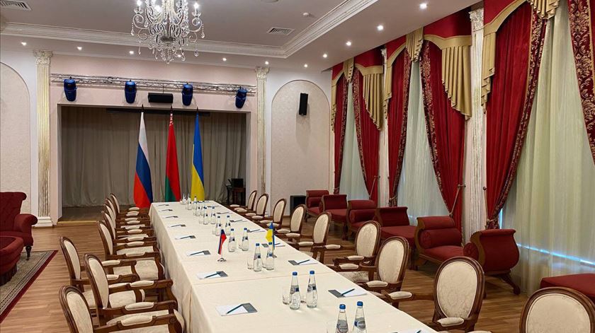 Rússia e Ucrânia iniciam negociações junto à fronteira com a Bielorrússia