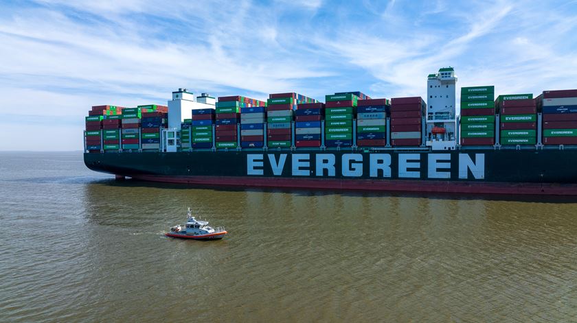 Mais um navio da Evergreen encalhado, um ano depois do Suez