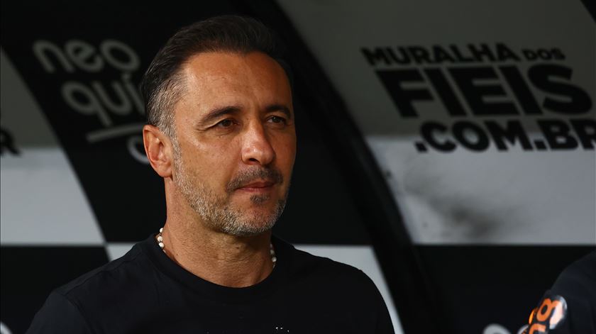 Vítor Pereira volta a perder e vacila num jogo com obrigação de vencer. Foto: Marcello Zambrana/AGIF/Reuters