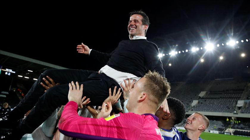 Marco Silva levantado pelos jogadores do Fulham. Foto: Peter Cziborra/Action Images/Reuters