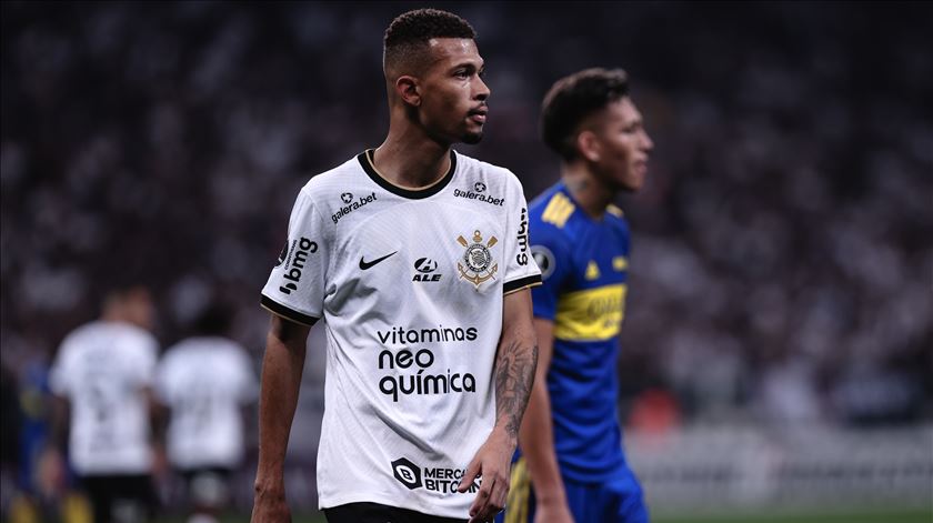 João Victor, central do Corinthians, está a ser disputado por FC Porto e Benfica Foto: Ettore Chiereguini/AGIF