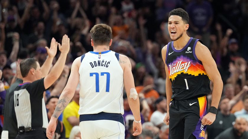 Booker supera Doncic. Foto: Joe Camporeale-USA TODAY Sports/Reuters