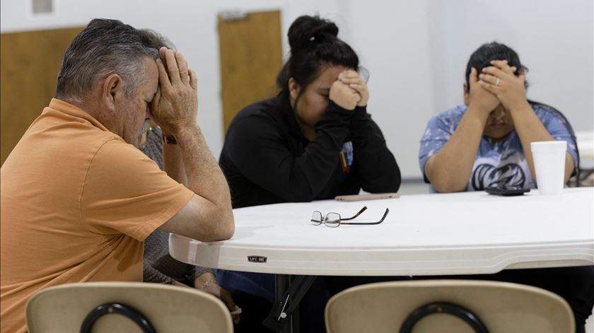 Vigília de apoio às famílias das vítimas do massacre na escola primária em Uvalde. Foto: Reuters