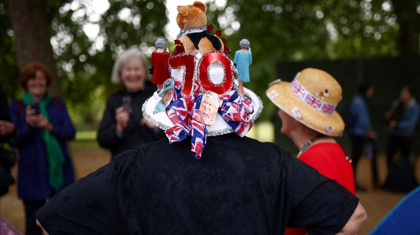 Britânicos acampam em frente ao Palácio de Buckingham para celebrar o Jubileu de Platina da Rainha Isabel II. Foto: Reuters Britânicos acampam em frente ao Palácio de Buckingham para celebrar o Jubileu de Platina da Rainha Isabel II. Foto: Reuters