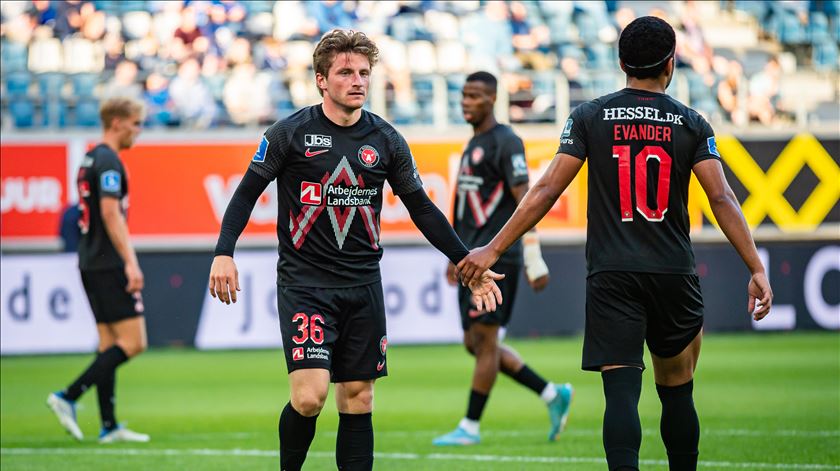 "Midtjylland joga futebol direto e ataca com muitos jogadores"