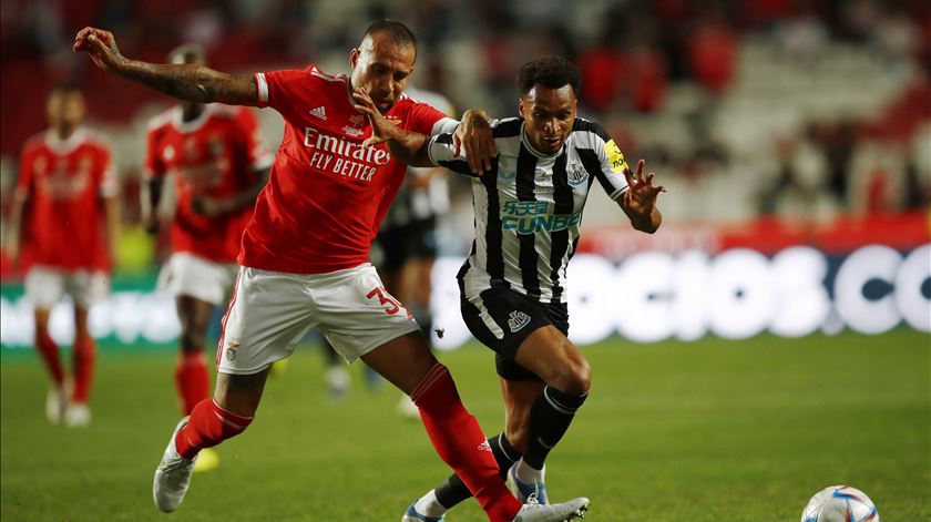 "Benfica tem de ser atrevido". Hélder Cristóvão explica como abafar o canto do Newcastle