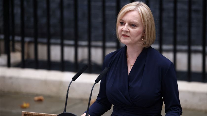 Liz Truss invoca “interesse nacional” para despedir ministro das Finanças