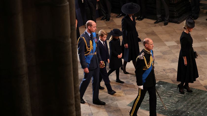  Príncipe William, Kate Middleton e filhos chegam à Abadia de Westminster para o funeral de Isabel II. Foto: Phil Noble/Reuters