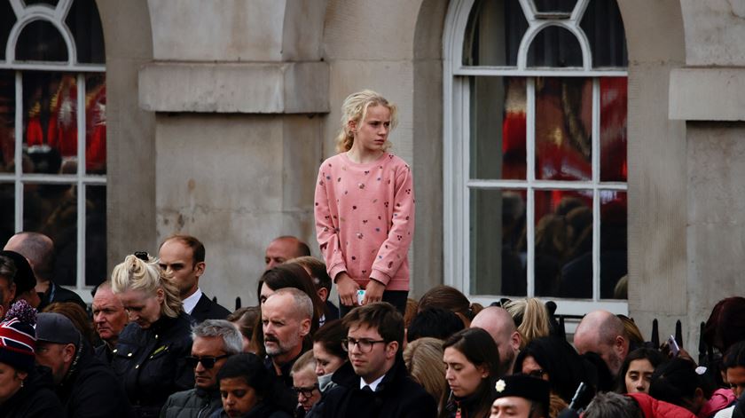 Pessoas observam os dois minutos de silêncio em homenagem à Rainha Isabel II. Foto: Alkis Konstantinidis/Reuters