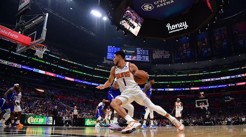 Booker fez 47 pontos pelos Suns. Foto: Gary A. Vasquez/USA TODAY Sports Booker fez 47 pontos pelos Suns. Foto: Gary A. Vasquez/USA TODAY Sports