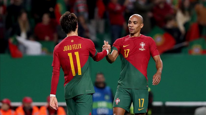 João Mário pede a Rafa que fique e pisca o olho a João Félix