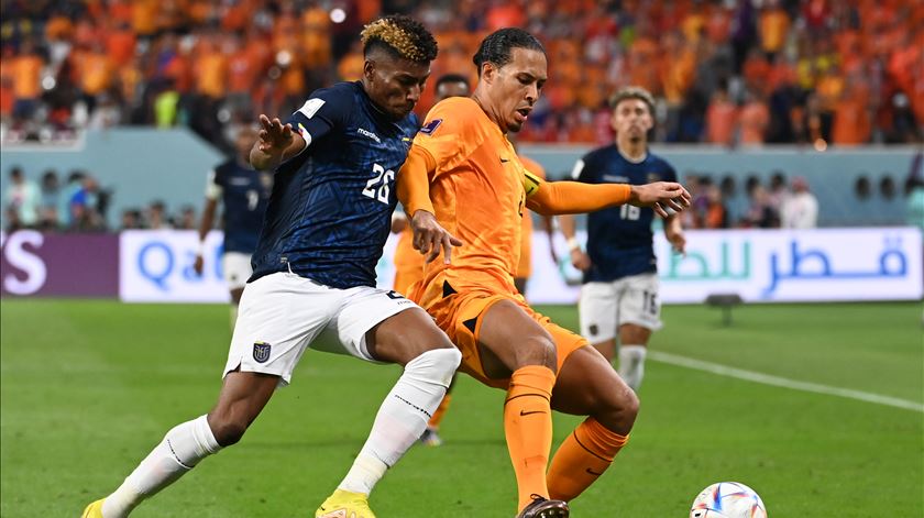 Kevin Rodríguez a disputar o lance com Van Dijk, um dos melhores jogadores do mundo. Foto: Reuters