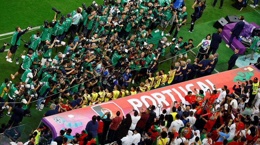 Fotojornalistas rodeiam Cristiano Ronaldo, que começou o jogo frente à Suíça no banco. Foto: Peter Cziborra/Reuters