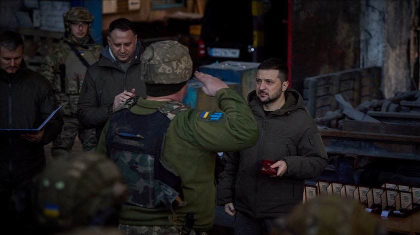 Visita de Volodymyr Zelensky à cidade de Bakhmut, na linha da frente. Foto: Serviço Presidencial da Ucrânia/Reuters