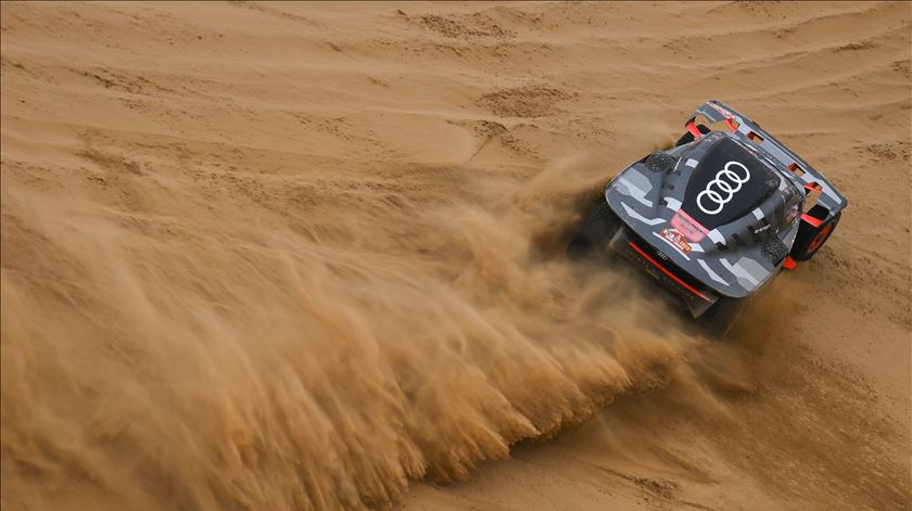 Veja o acidente que levou Carlos Sainz a abandonar o Dakar