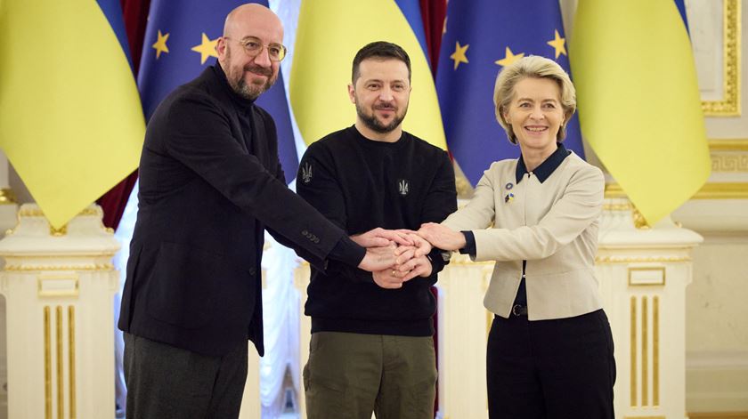 Charles Michel, Volodymyr Zelensky e Ursula von der Leyen em cimeira em Kiev. Foto: Presidência ucraniana/ Reuters