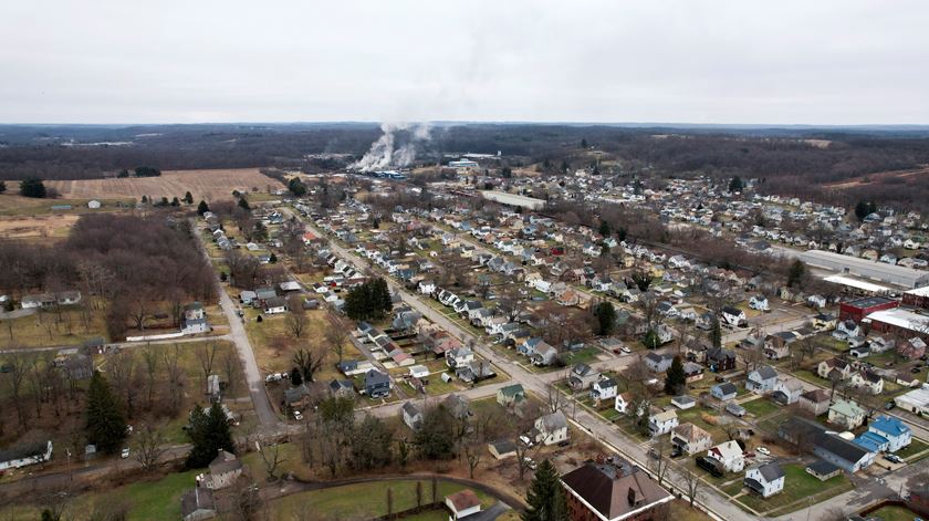 Nuvem de fumo em East Palestine, Ohio, EUA. Foto: Alan Freed/Reuters