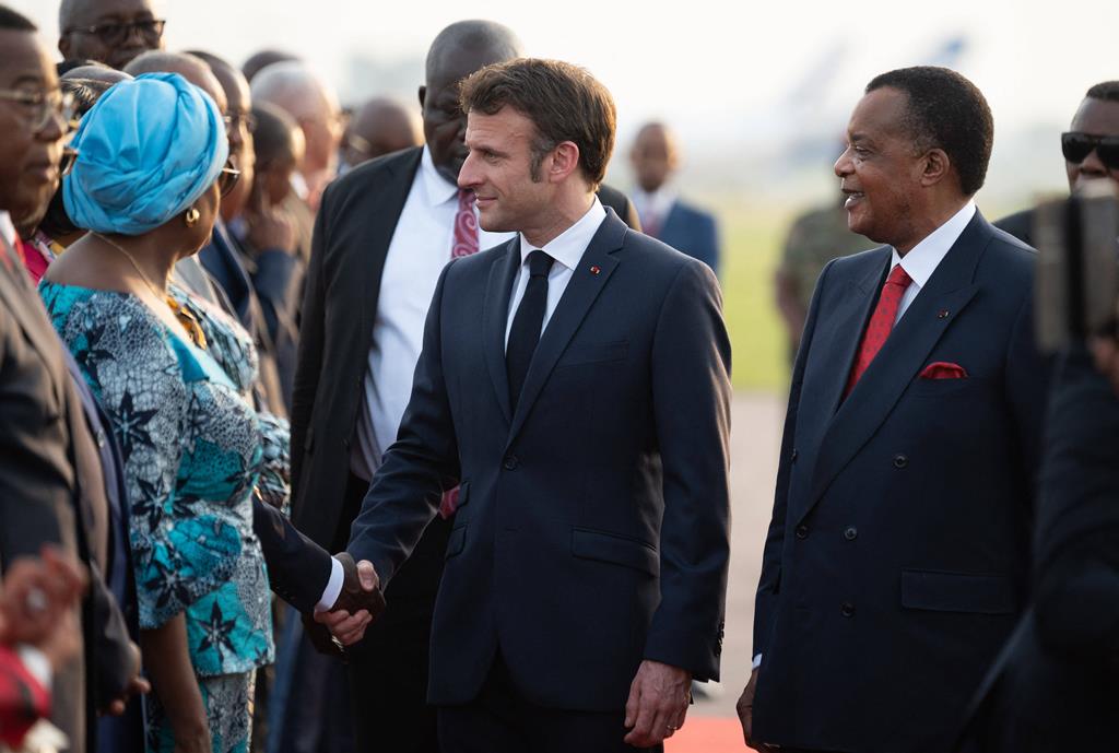 Presidente da República Democrática do Congo recebe Emmanuel Macron em Brazzaville, República do Congo. Foto: Jacques Witt/Pool/ABACAPRESS.COM Presidente da República Democrática do Congo recebe Emmanuel Macron em Brazzaville, República do Congo. Foto: Jacques Witt/Pool/ABACAPRESS.COM