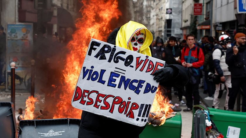 Macron força aprovação da reforma de pensões sem passar pela Assembleia Nacional Macron força aprovação da reforma de pensões sem passar pela Assembleia Nacional