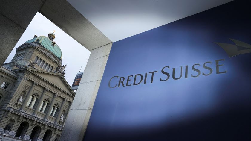 UBS chega a acordo para a compra do Credit Suisse por três mil milhões de euros UBS chega a acordo para a compra do Credit Suisse por três mil milhões de euros