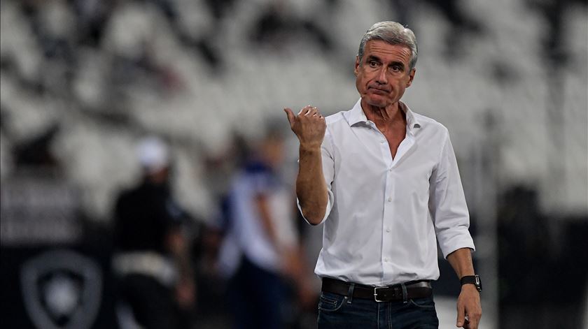 Luís Castro já pode ser inscrito como treinador do Grémio