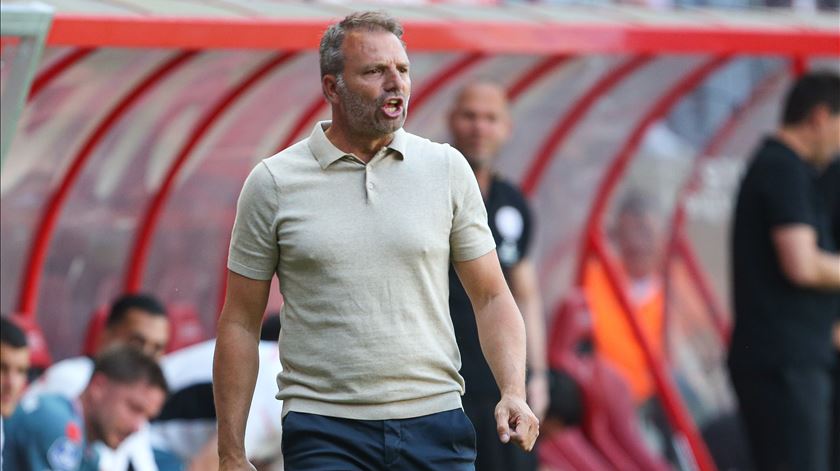 Ajax demite Maurice Steijn após cair para a zona de descida Ajax demite Maurice Steijn após cair para a zona de descida