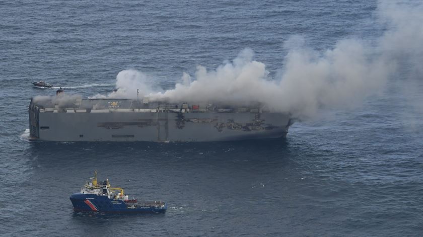 Incêndio em navio de carga faz um morto ao largo da Holanda Incêndio em navio de carga faz um morto ao largo da Holanda