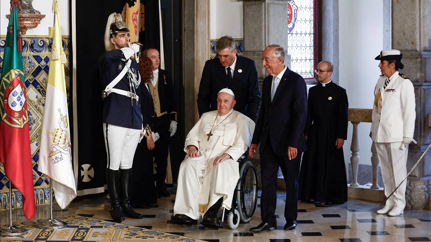 Papa Francisco recebido no Palácio de Belém por Marcelo Rebelo de Sousa Foto: REUTERS/Guglielmo Mangiapane