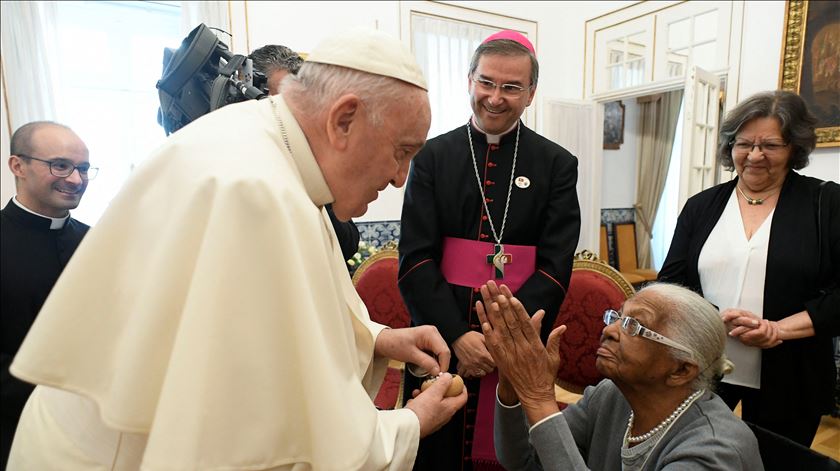 Papa Francisco recebe mulher de 106 anos na Nunciatura Apostólica, em Lisboa. Foto: Vatican Media via Reuters