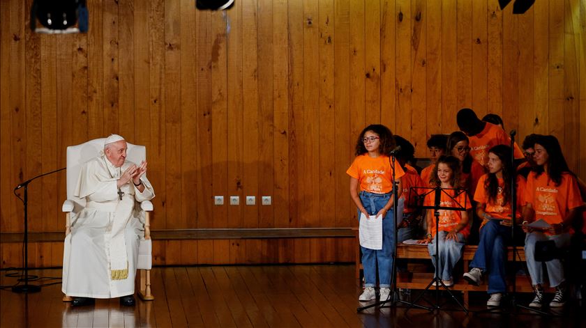 Papa Francisco em visita ao Centro Social Paroquial de São Vicente, no Bairro da Serafina Foto: Reuters