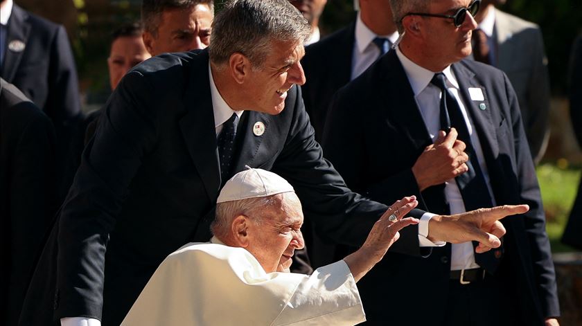 Papa Francisco com seguranças na visita a Portugal. Foto: Reuters