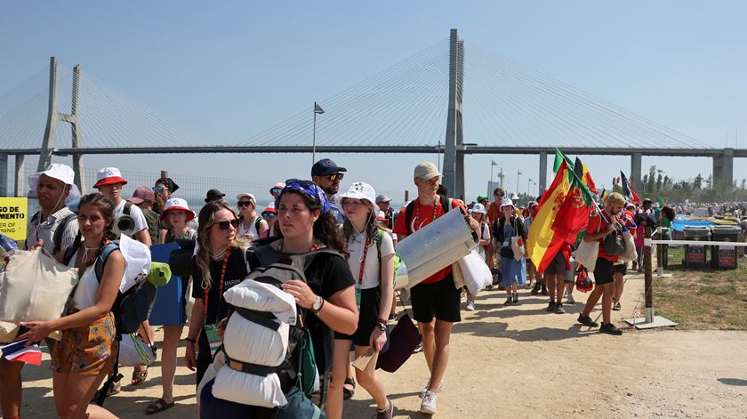 Parque das Nações "inundado" de jovens que vão assistir à vigília