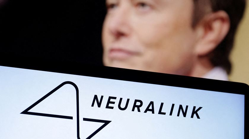 Empresa de Elon Musk abre inscrições para testar "chips" cerebrais em humanos
