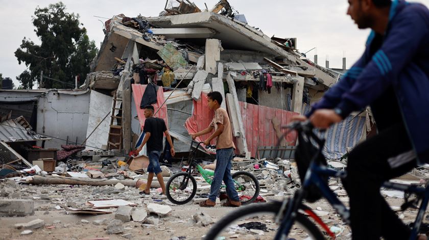 Às escuras. Corte nas comunicações "dificulta a assistência humanitária” a Gaza